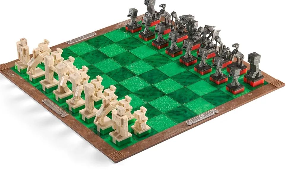 Noble Collection - Minecraft: Chess Set – Overworld Heroes Vs. Hostile Mobs